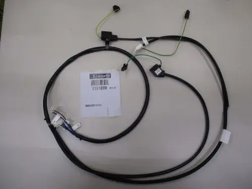 Kabel von Remeha mit mehreren Steckverbindern und Leitungen, abgebildet auf einem hellen Hintergrund. 